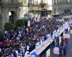 Capitalinos parten la 'Rosca de Reyes