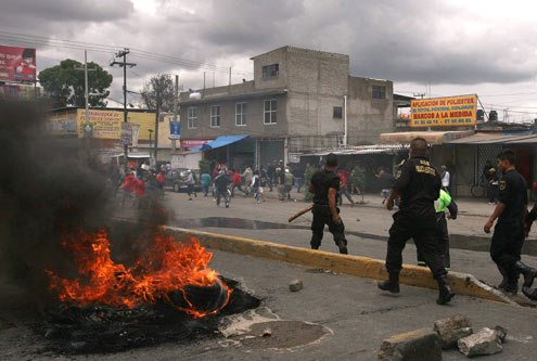 Chocan colonos y policías en Ecatepec